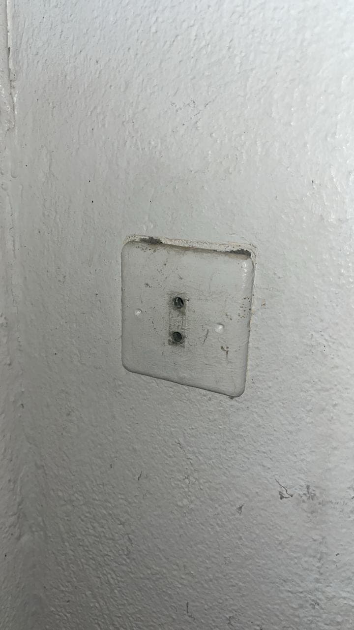 Boîtier d'appareillage encastré sur un mur intérieur
